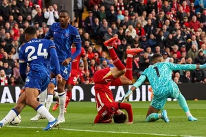 Premier League ra tuyên bố về 2 tình huống trọng tài bẻ còi trong trận Liverpool gặp Chelsea